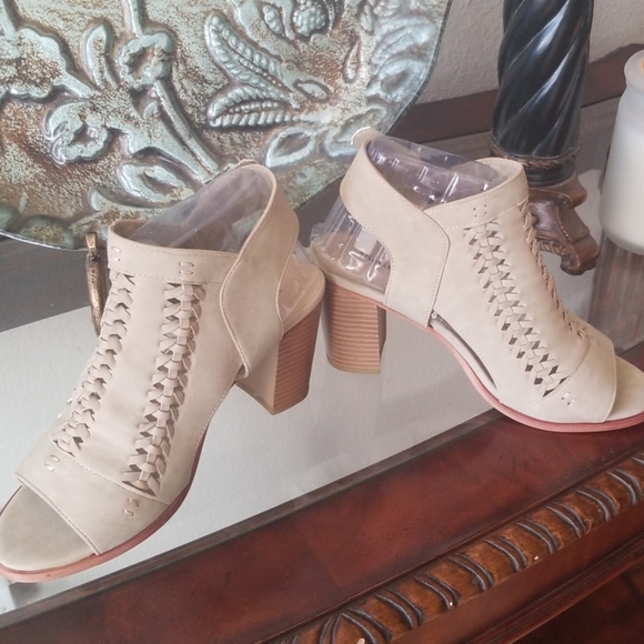 NWOB Pierre Dumas peep toe bootie size 8.5 - Picture 3 of 5